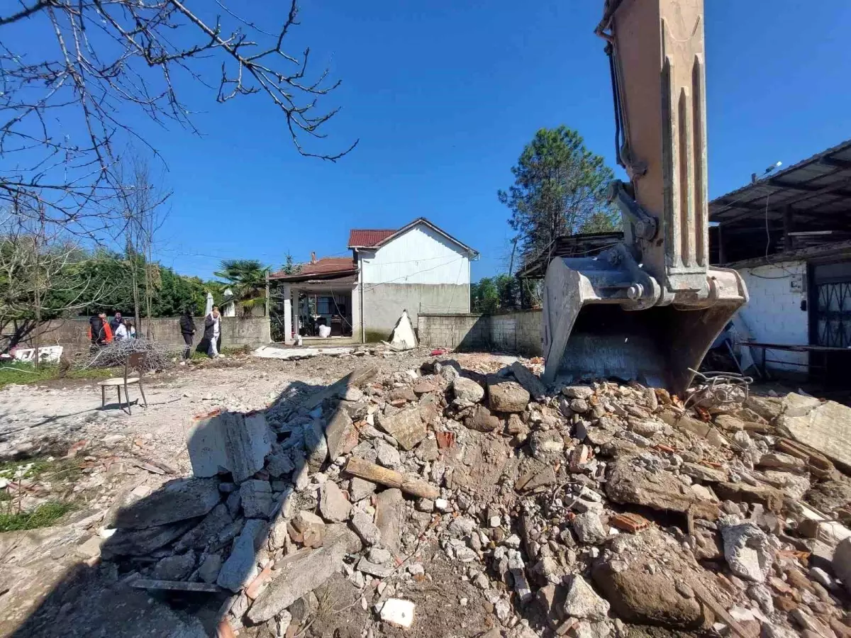 Taekwondo Hocası Moloz Altında Can Verdi