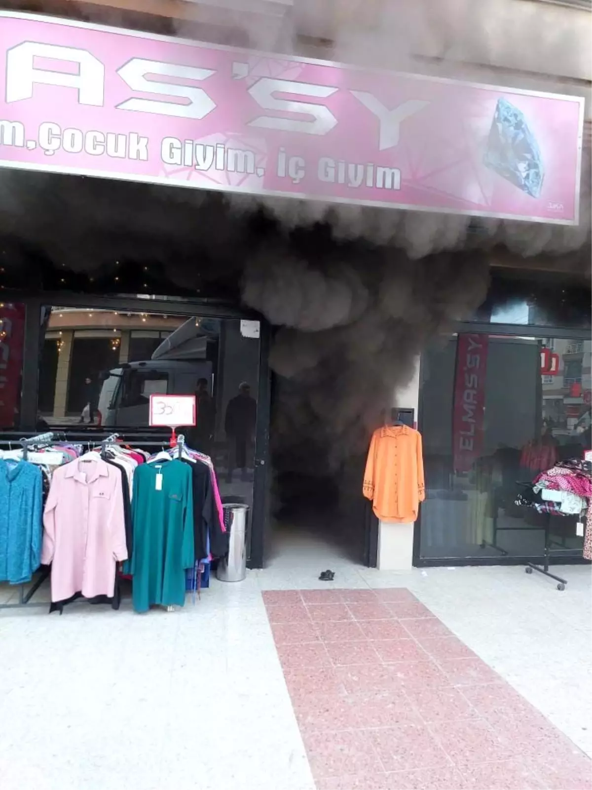 Sincan\'da Giyim Mağazasında Yangın
