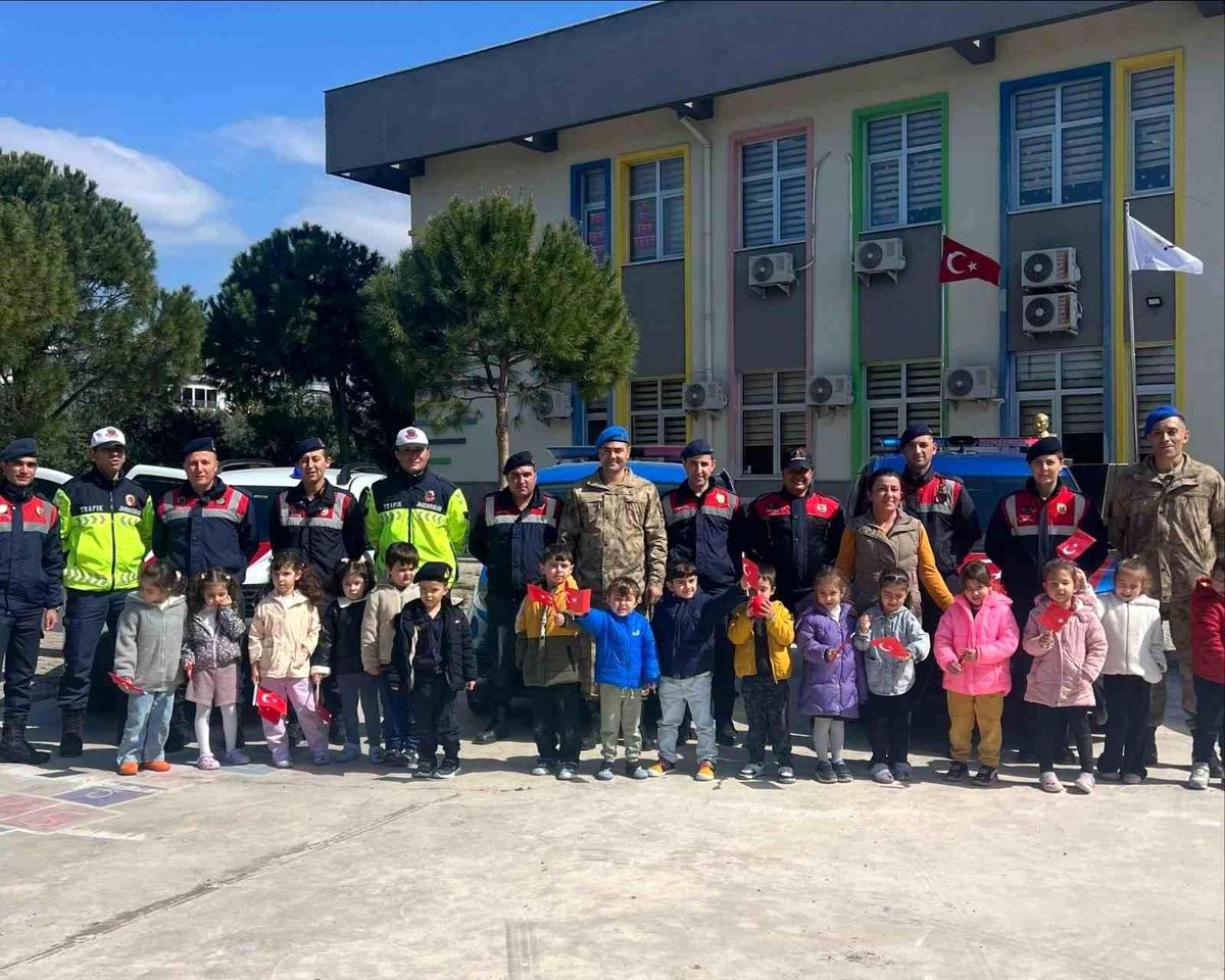 Jandarma, Minik Öğrencilere Eğitim Verdi