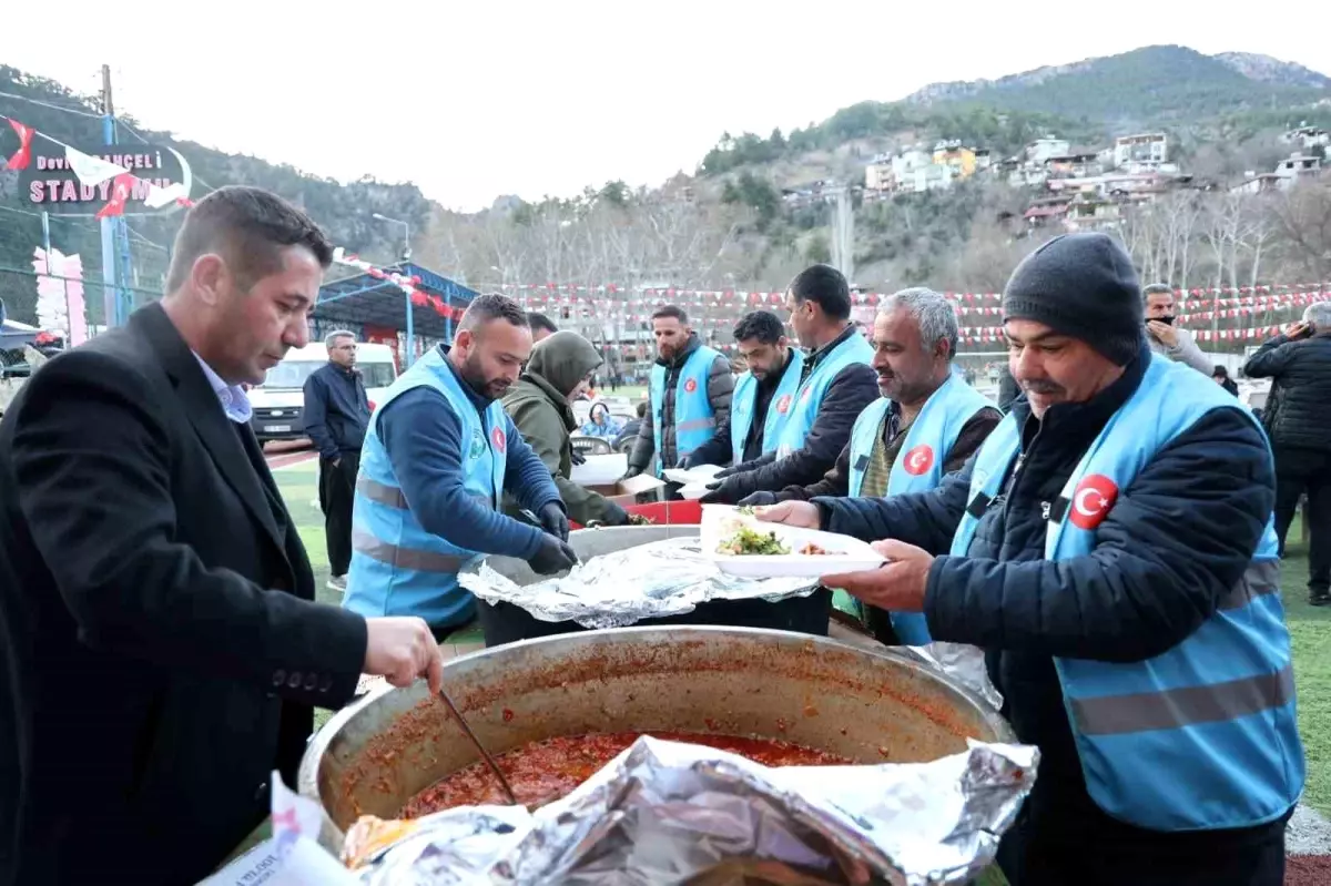 Feke\'de Devlet Bahçeli Stadyumu\'nda Ramazan İftarı