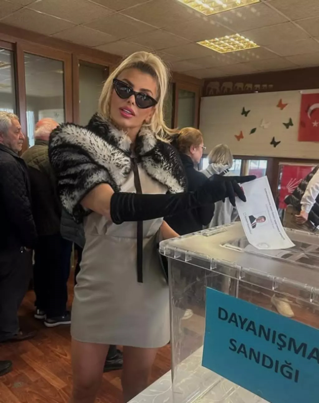 İmamoğlu'na destek için sandık başına giden şarkıcı Hatice'nin kıyafeti dikkat çekti