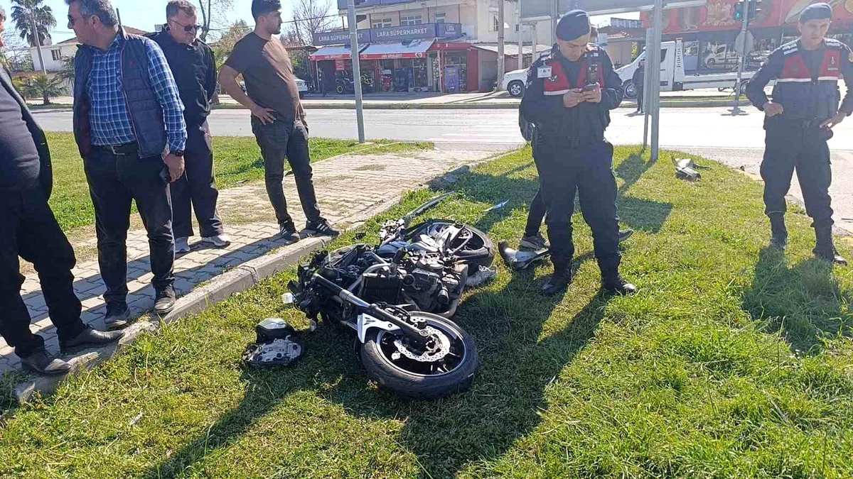 Kırmızı ışık ihlali yapan motosiklet kamyonetle çarpıştı: 1\'i ağır, 2 yaralı