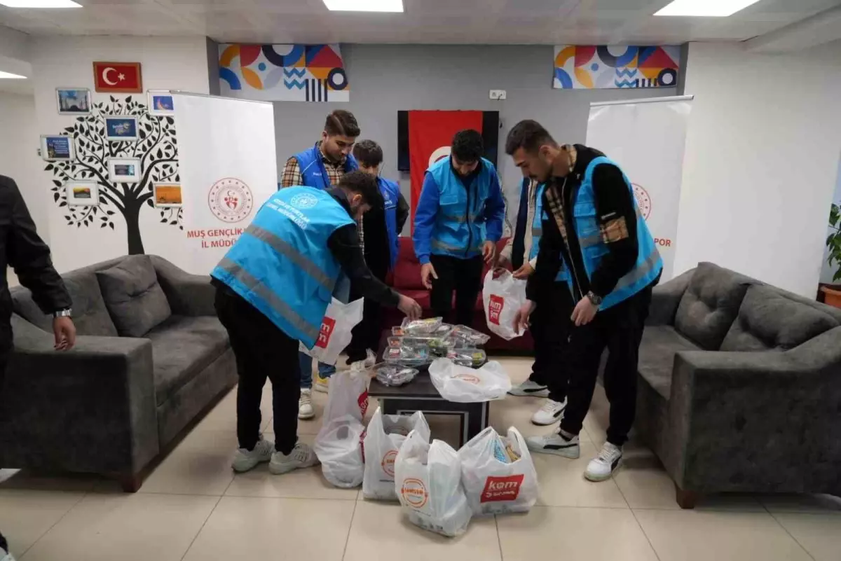 Muş\'ta Öğrencilerden İftar İkramı