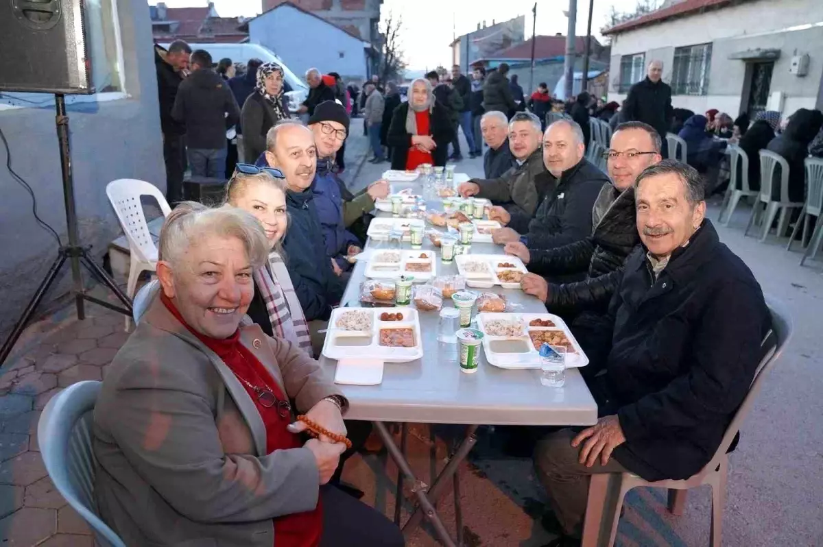 Yeşiltepe Mahallesi\'nde İftar Yemeğine Yoğun Katılım