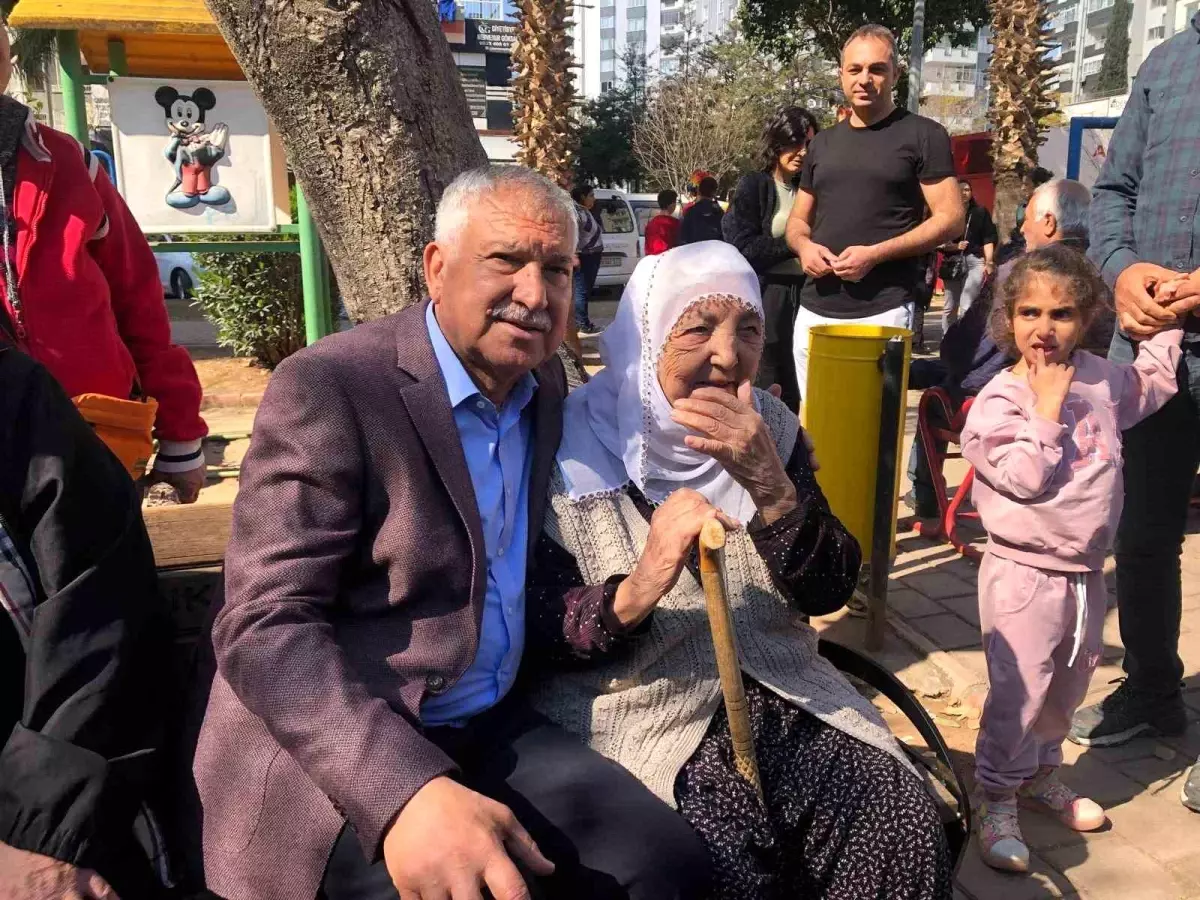 Zeydan Karalar, eşiyle birlikte oy kullandı