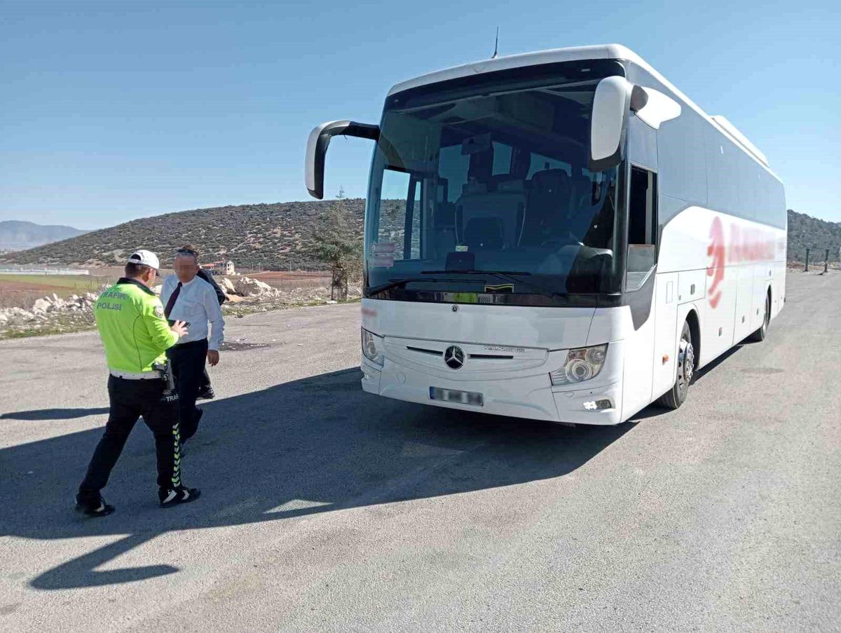 Antalya\'da Trafik Denetimleri: 20 Bin Ceza Kesildi