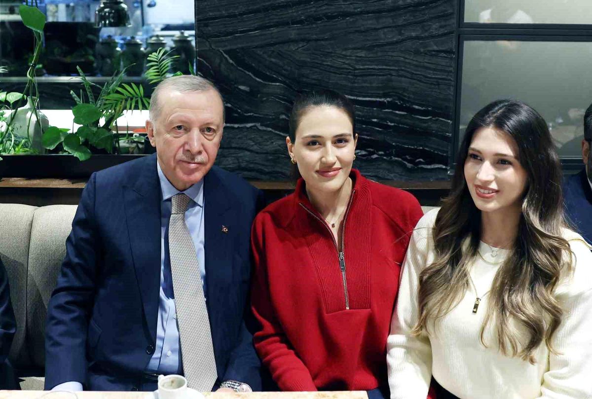 Cumhurbaşkanı Erdoğan gençlerle kafede bir araya geldi