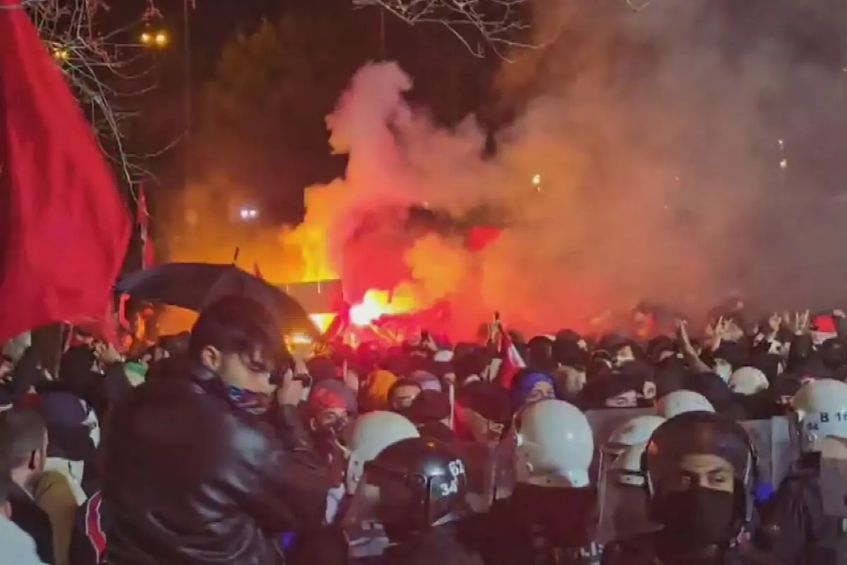Polise taş ve yanıcı maddeler atan gruba biber gazlı müdahale