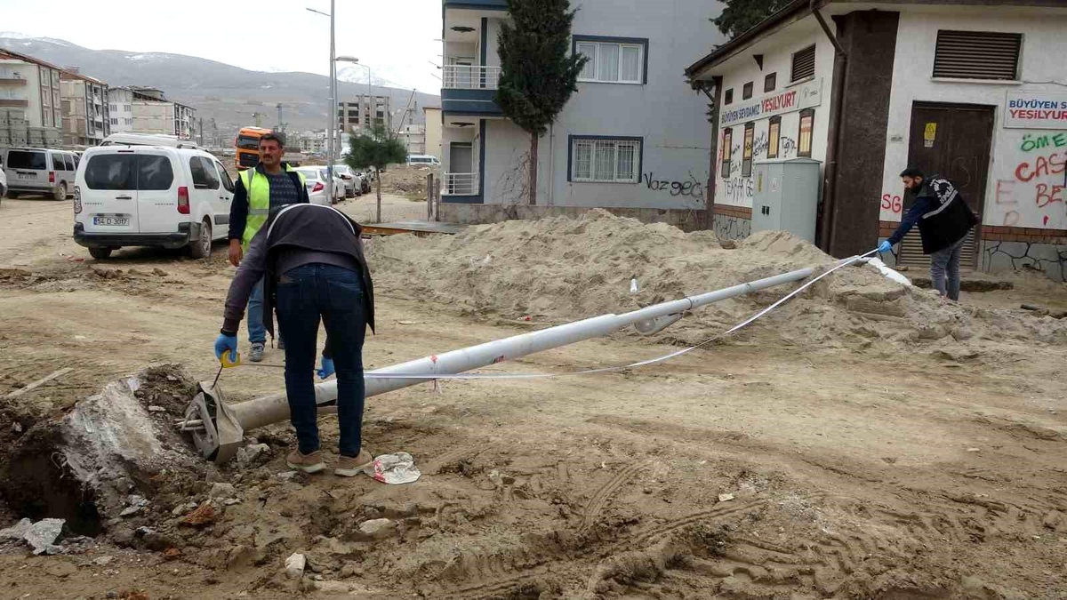 Malatya\'da Aydınlatma Direği Düştü