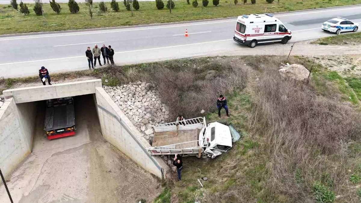Çanakkale\'de Feci Kaza: Çalıntı Kamyonetle Sürücü Hayatını Kaybetti