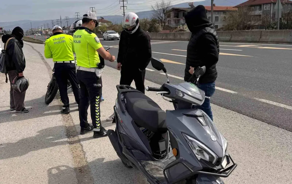 Düzce\'de Motosiklet Denetimi: 17 Sürücüye Ceza