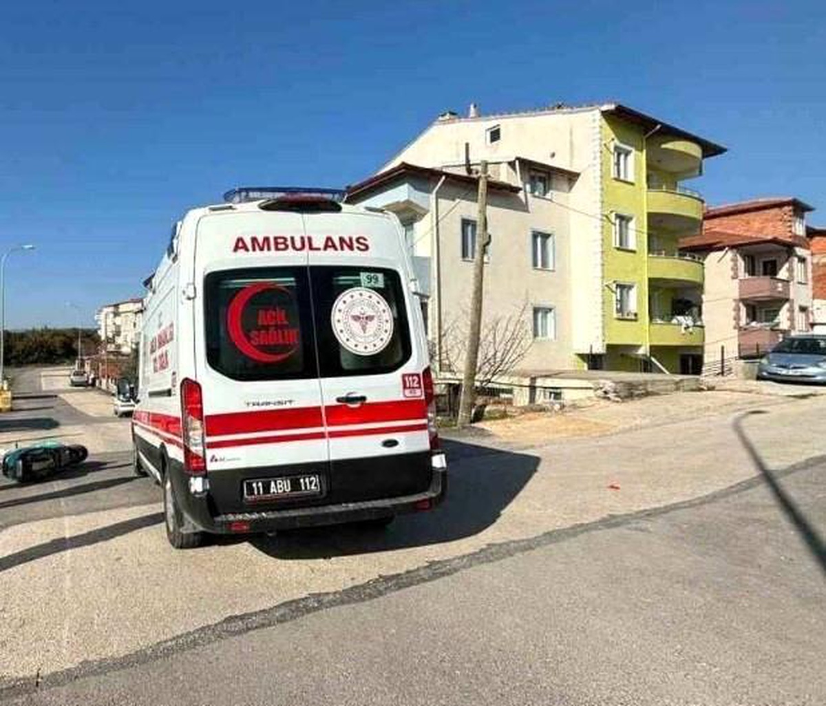 Motosiklet otobüse çarptı, sürücüsü yaralandı