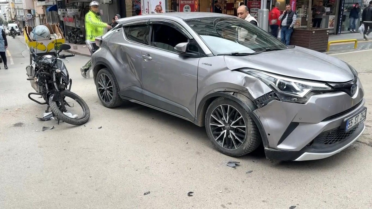 Samsun\'da Otopark Görevlisi ile Motokurye Çarpıştı