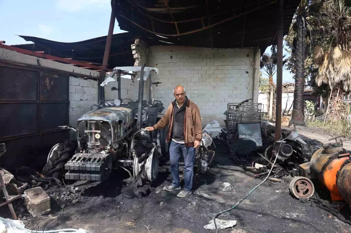Hatay\'da Garaj Yangını: Traktör ve Motosikletler Alevlere Teslim