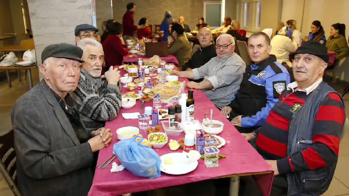 Polisler Huzurevi\'nde İftar Sofrasında