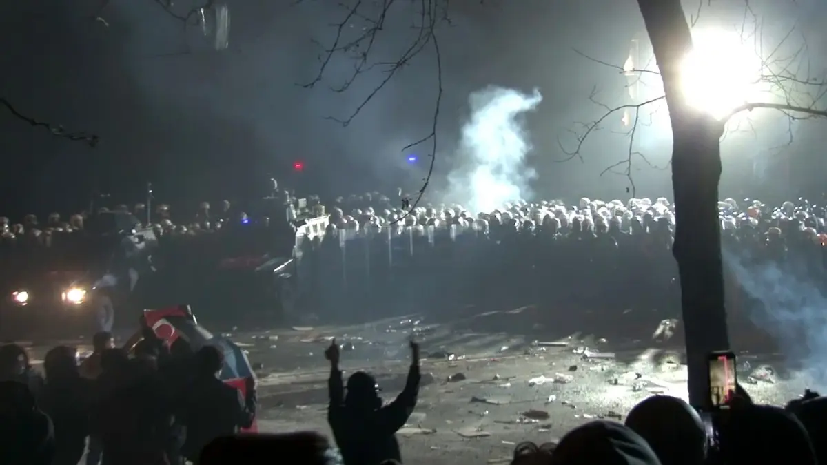 Saraçhane\'de Protesto: Polis ile Çatışma
