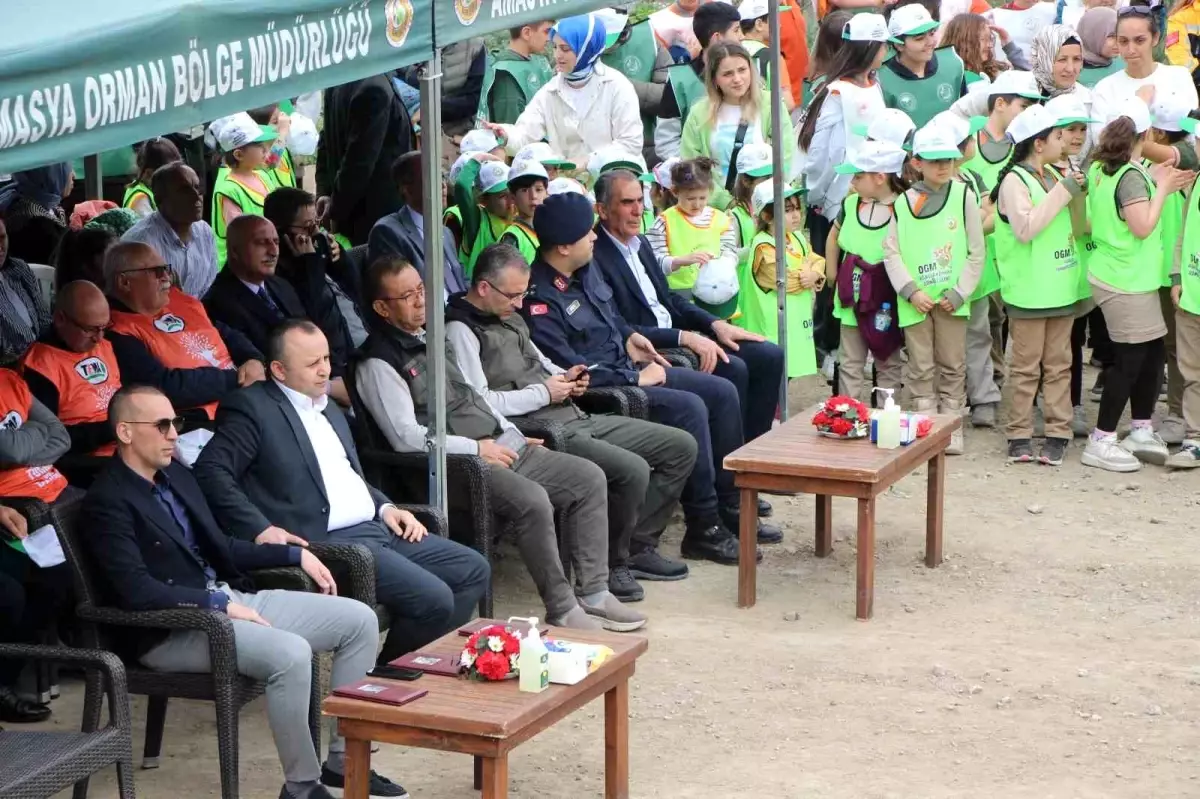 Amasya\'da Orman Haftası Programında Öğrenciler Ayakta Bekledi