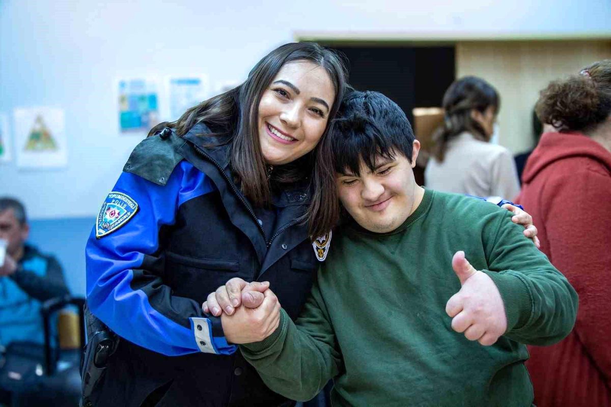 Polis Çocuklarla Bir Araya Geldi