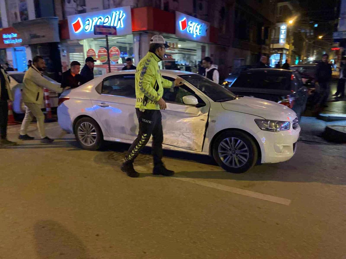 Eskişehir\'de Otomobil Çarpışması