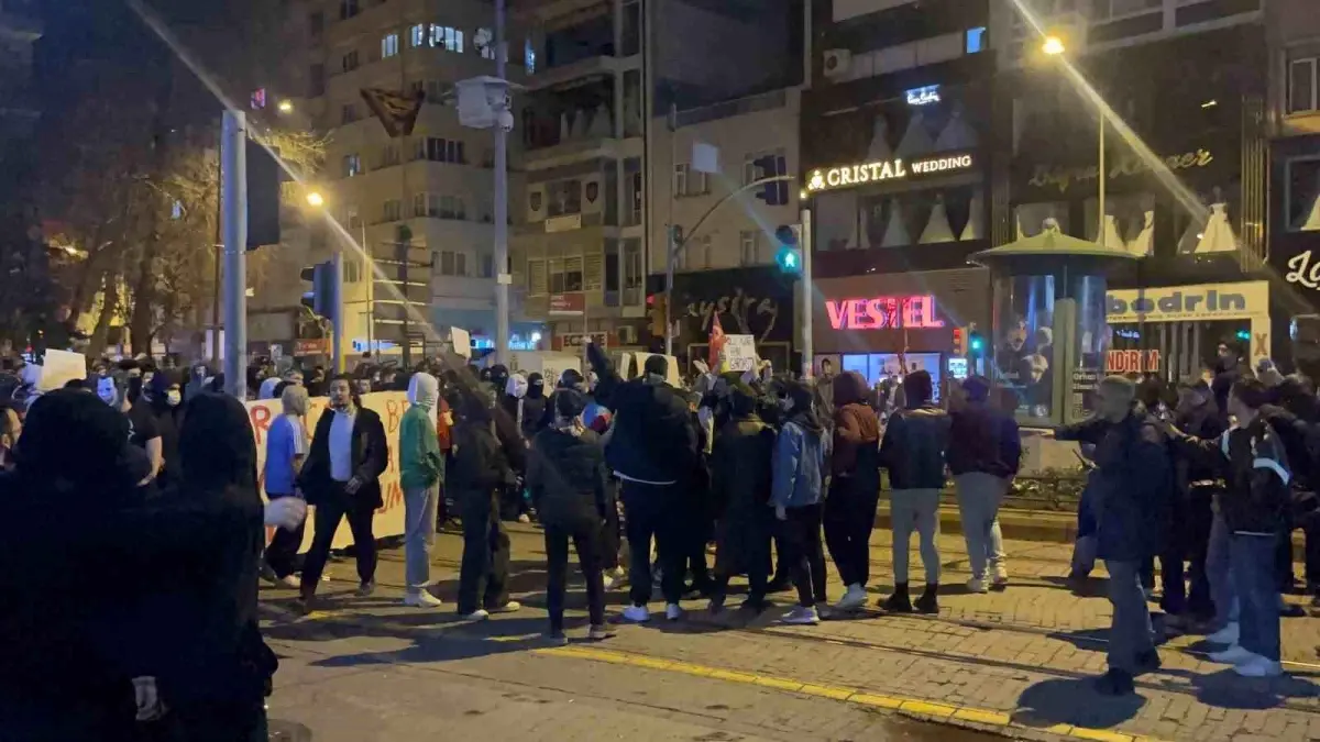 Protestoda Kavga: İmamoğlu\'nun Tutuklanması İçin Sokağa Çıktılar