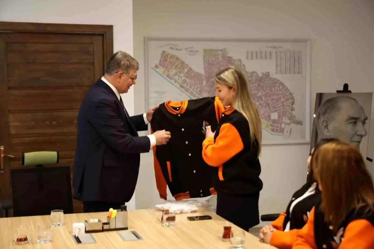 Güzelbahçe Gençlik Kulübü, İzmir Büyükşehir Başkanını Ziyaret Etti