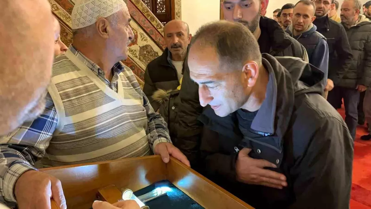 Kadir Gecesi\'nde Camii Dolu: Sakal-ı Şerif İlgi Gördü