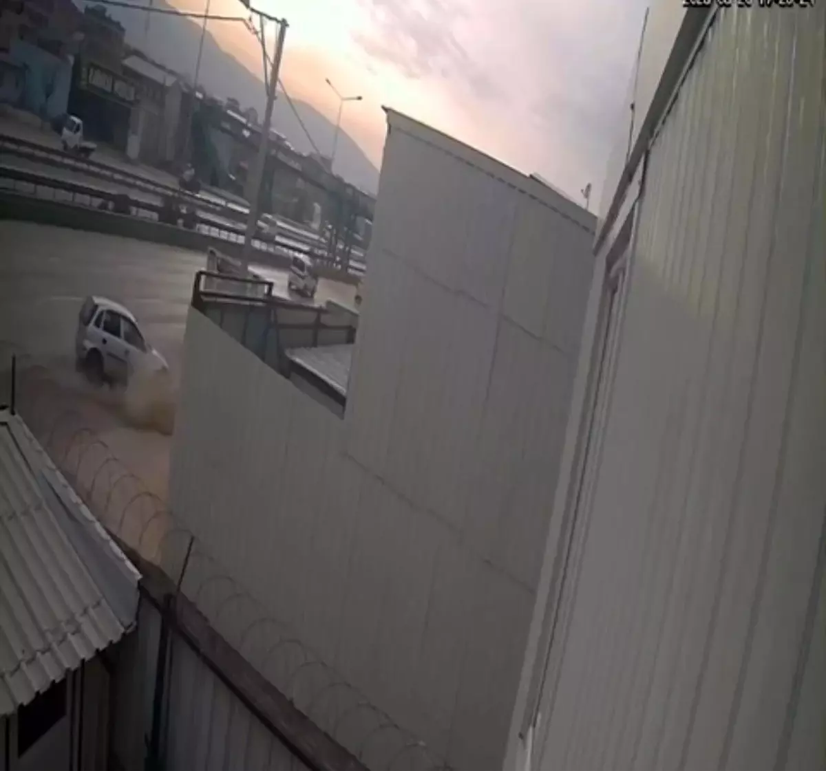 Bursa\'da ağır kaza: Otomobil tıra girdi