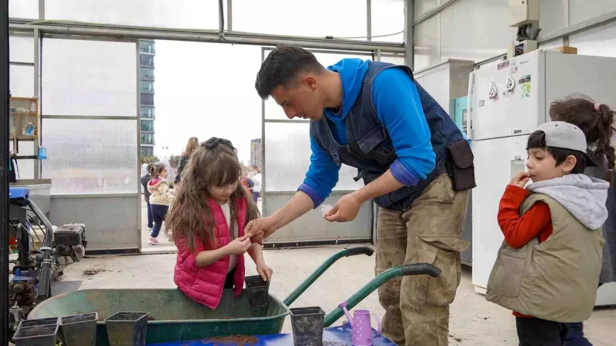 Minik Öğrencilere Doğa Bilinci Aşılayan Sera Gezisi