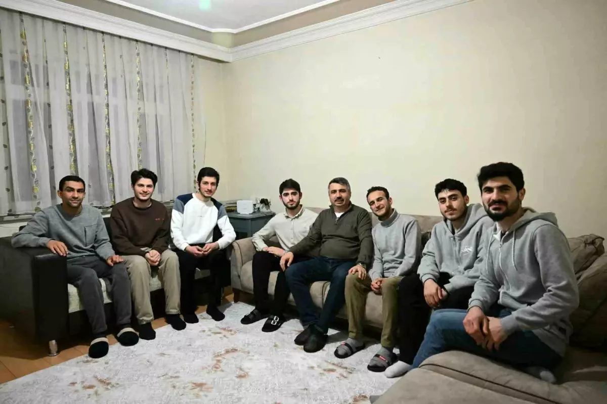 Başkan Oktay Yılmaz, Bursa Teknik Üniversitesi Öğrencileriyle Sahurda Buluştu