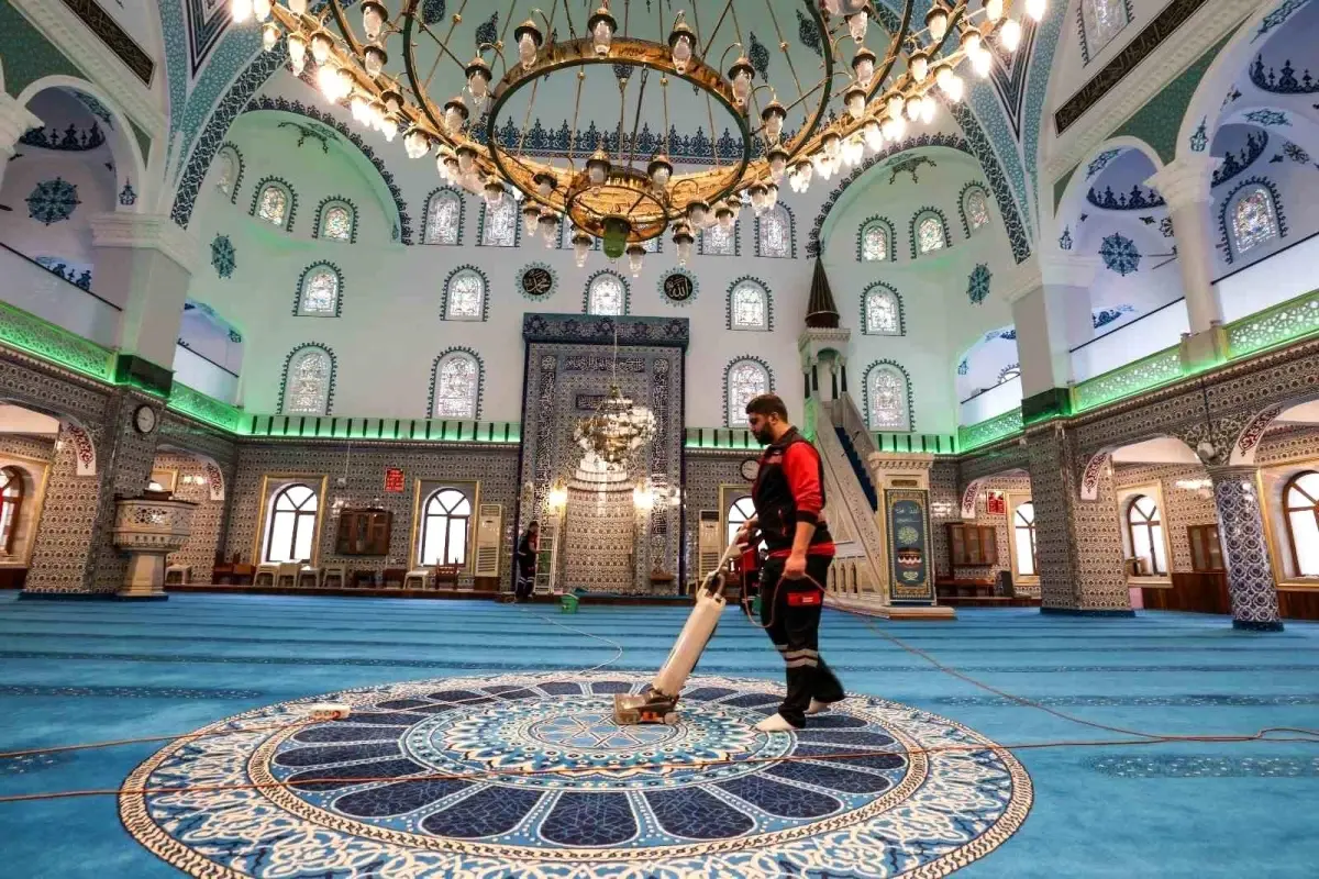 Ümraniye Belediyesi\'nden Bayram Öncesi Cami Temizliği