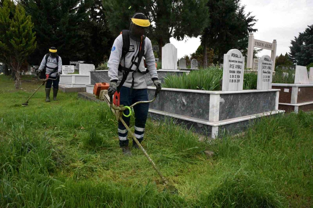 Bursa\'da Ramazan Bayramı Öncesi Mezarlık ve Camilerde Temizlik Çalışmaları Sürüyor