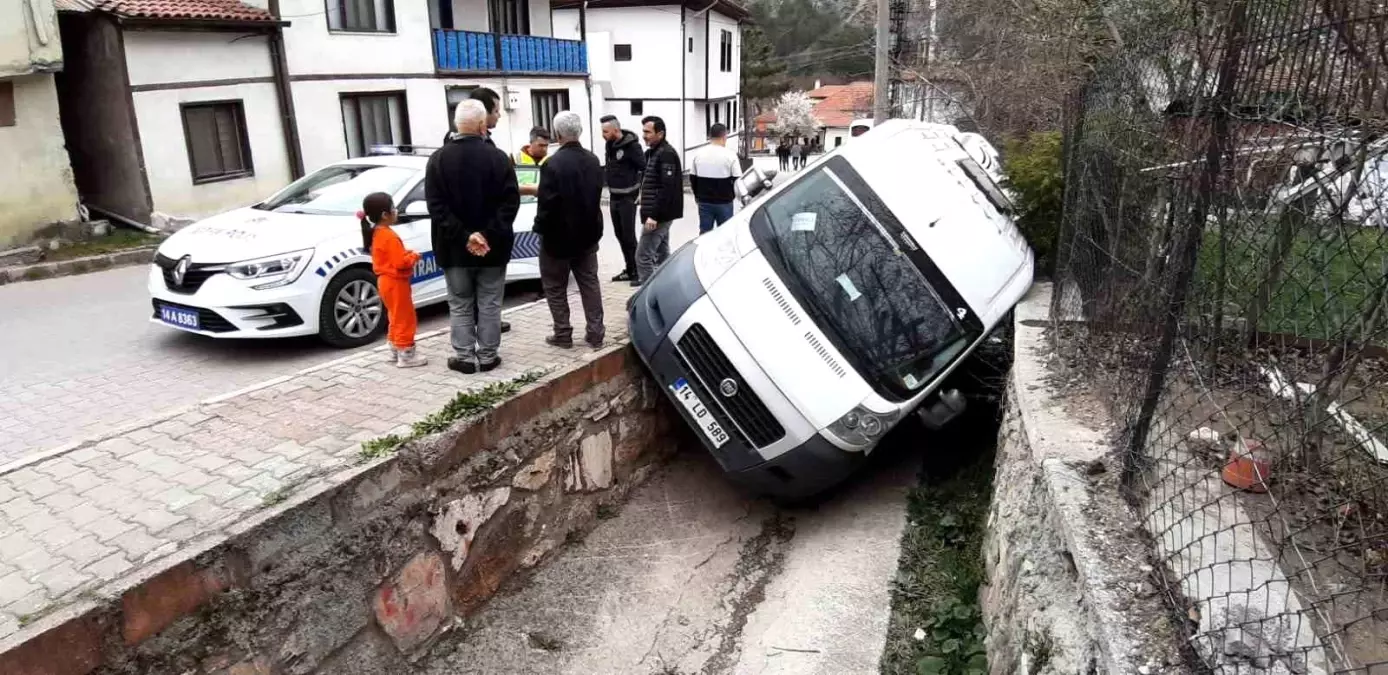 Bolu\'da Servis Minibüsü Kanala Düştü