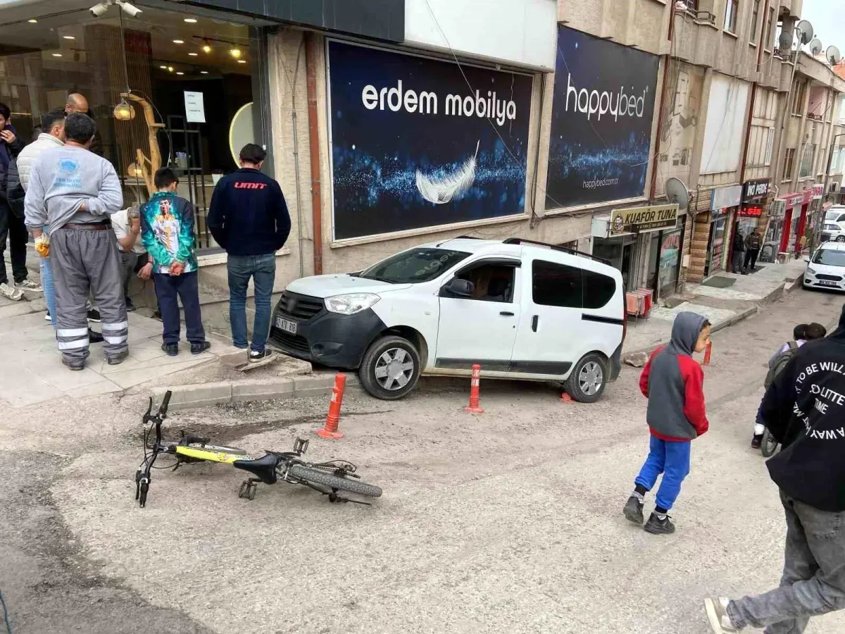 Aksaray\'da Araç Merdivene Düştü