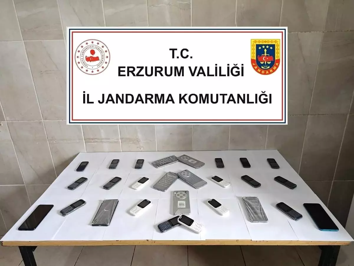 Erzurum\'da Kaçak Telefon ve Taklit Tişört Ele Geçirildi