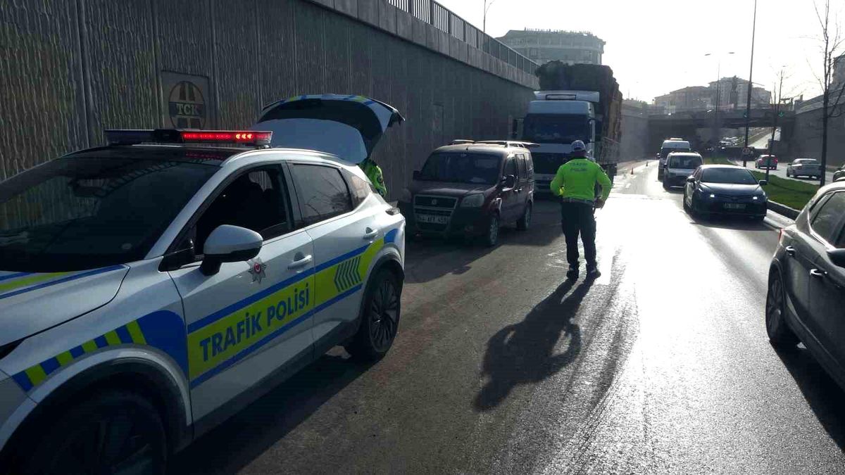 Malatya\'da Tır Arızası Trafiği Kilitledi