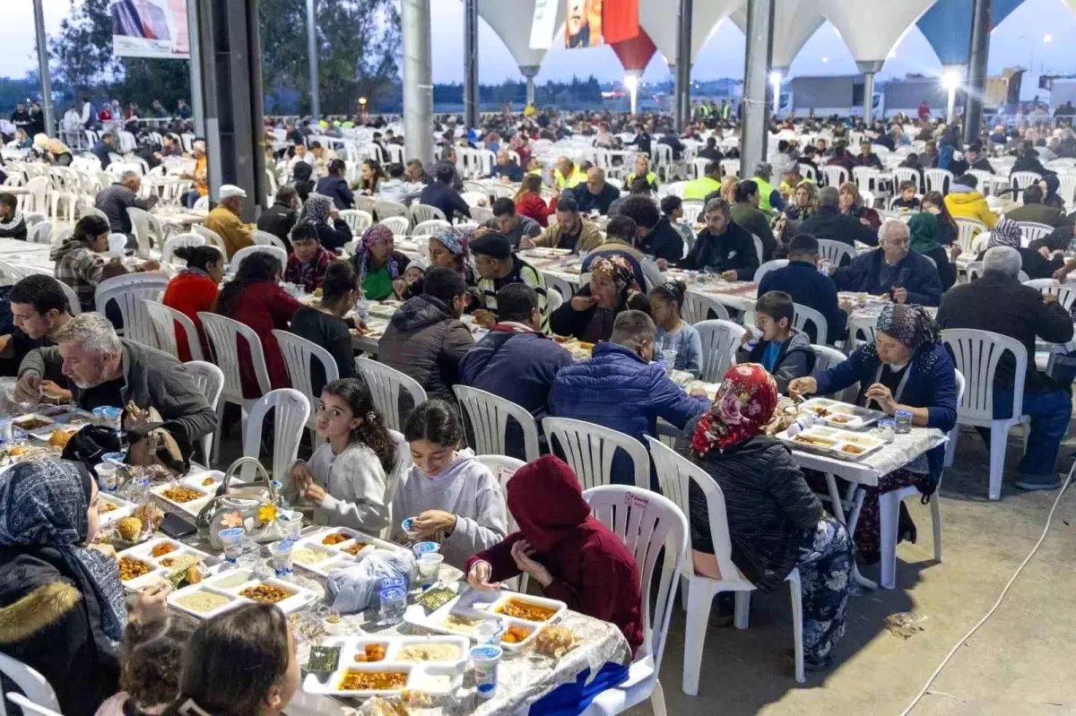 Manavgat\'ta Kadir Gecesi İftar Sofrası