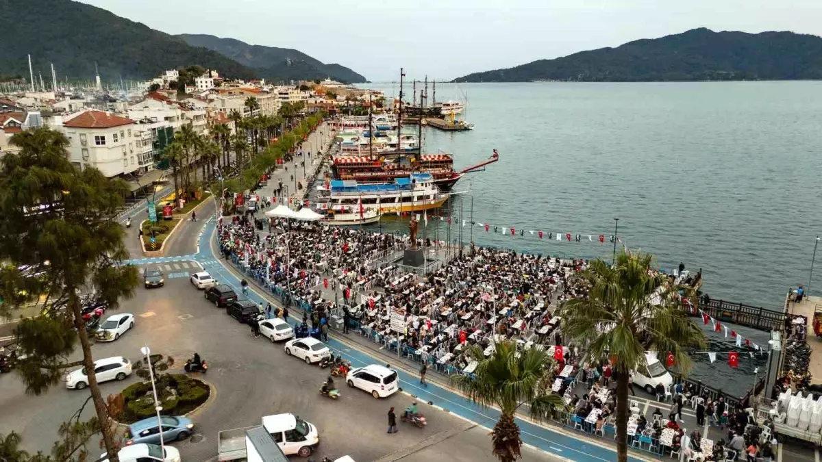 Marmaris\'te Kadir Gecesi\'nde Büyük Halk İftarı
