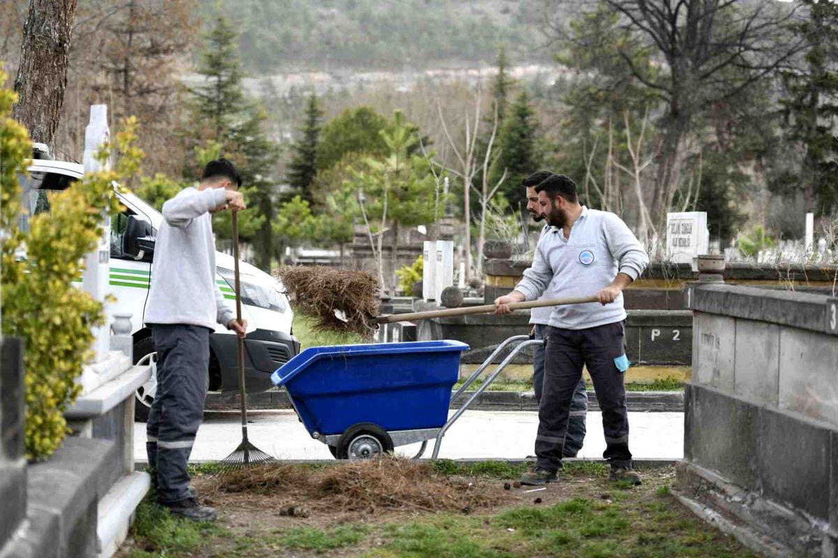 Mezarlıklarda bayram hazırlığı