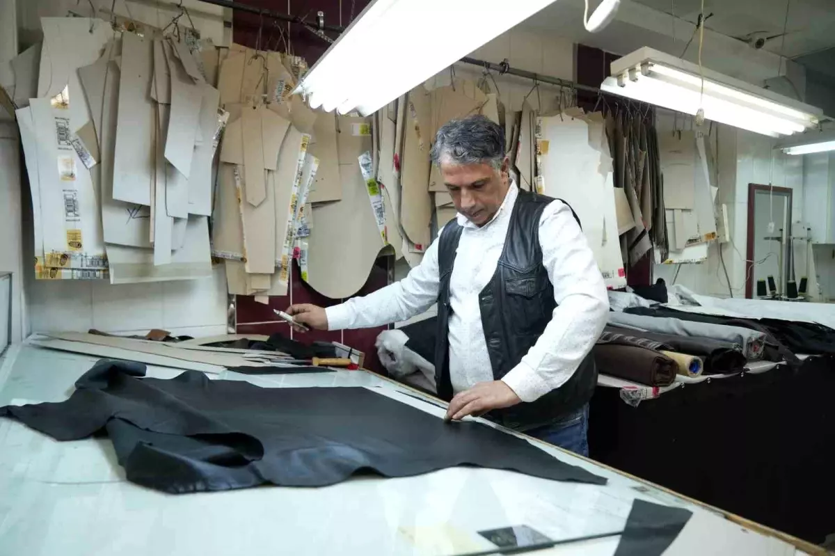 Deri Mont Ustası Kenan Bilir 38 Yıldır Mesleğini Sürdürüyor