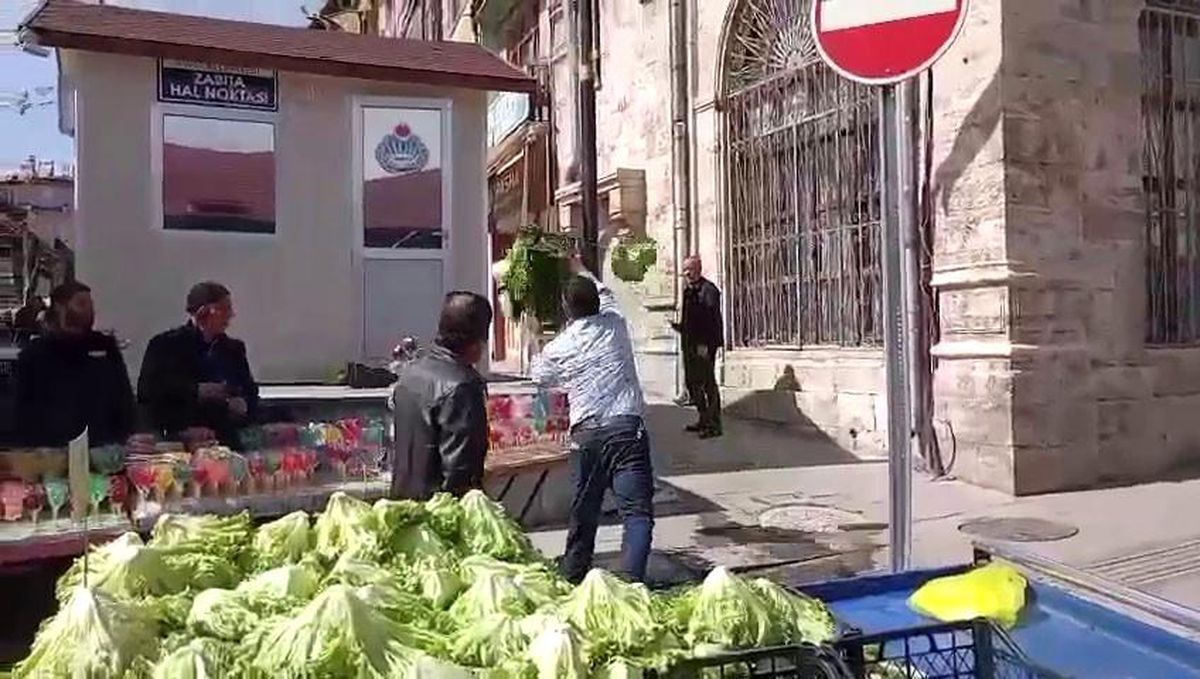 Sivas\'ta Seyyar Satıcının Eylemi Ortaya Çıkardı: Dükkanı Varmış