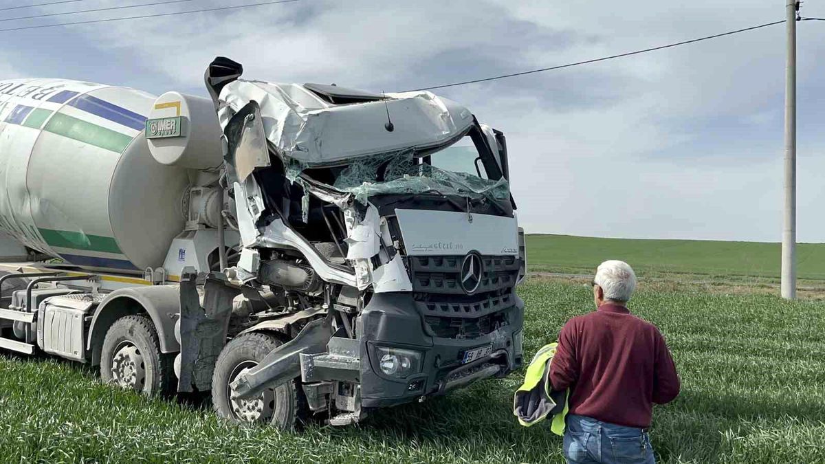 Beton Mikseri Tarlaya Girdi, Şoför Yaralı