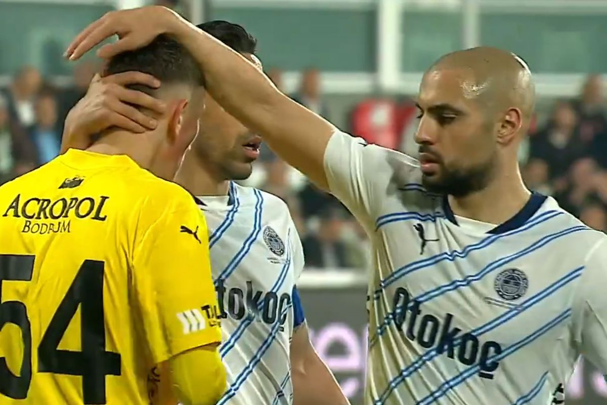 Fenerbahçeli futbolcular, hata yapan genç kaleciyi teselli etti