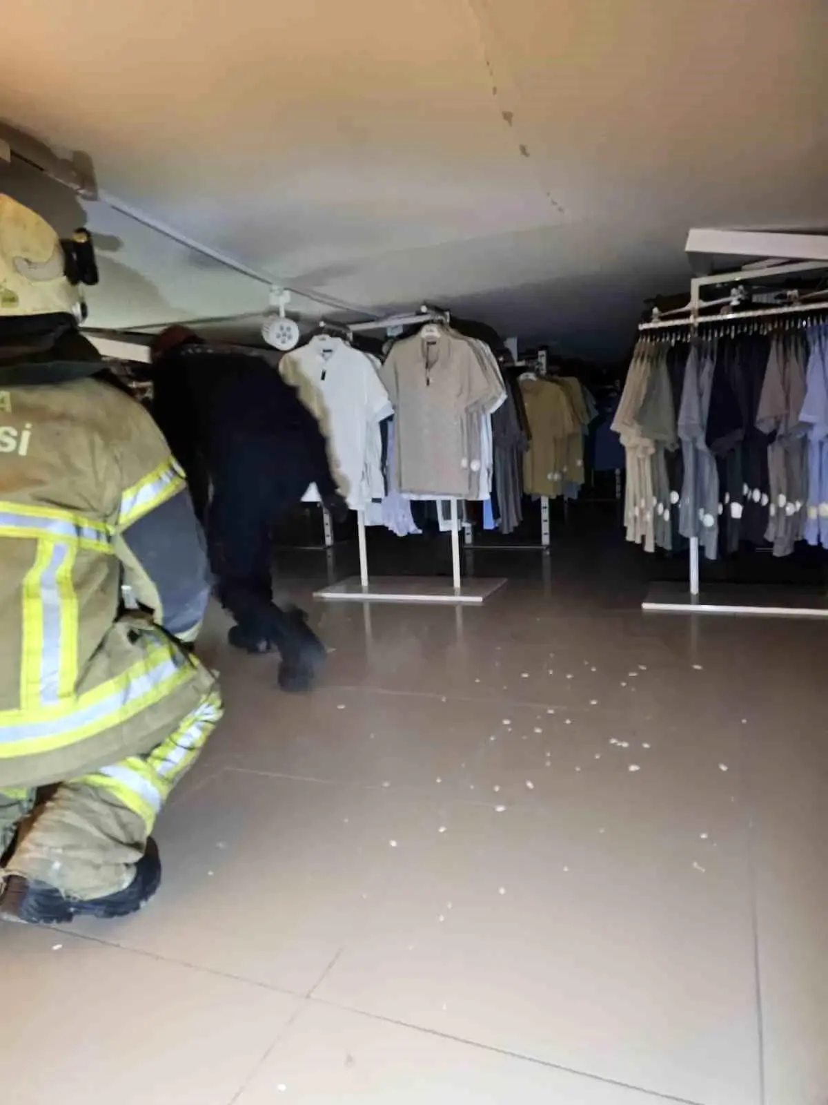 İnegöl\'de Mağaza Tavanı Çöktü