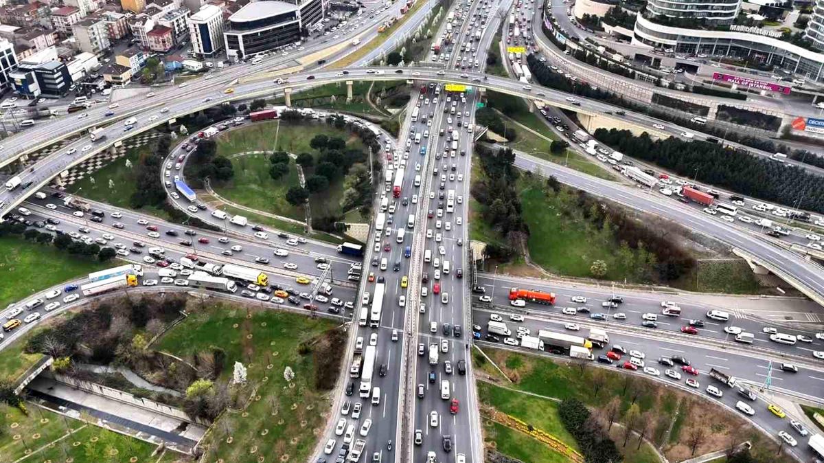 İstanbul\'da Bayram Tatili Nedeniyle Trafik Yoğunluğu Yaşanıyor