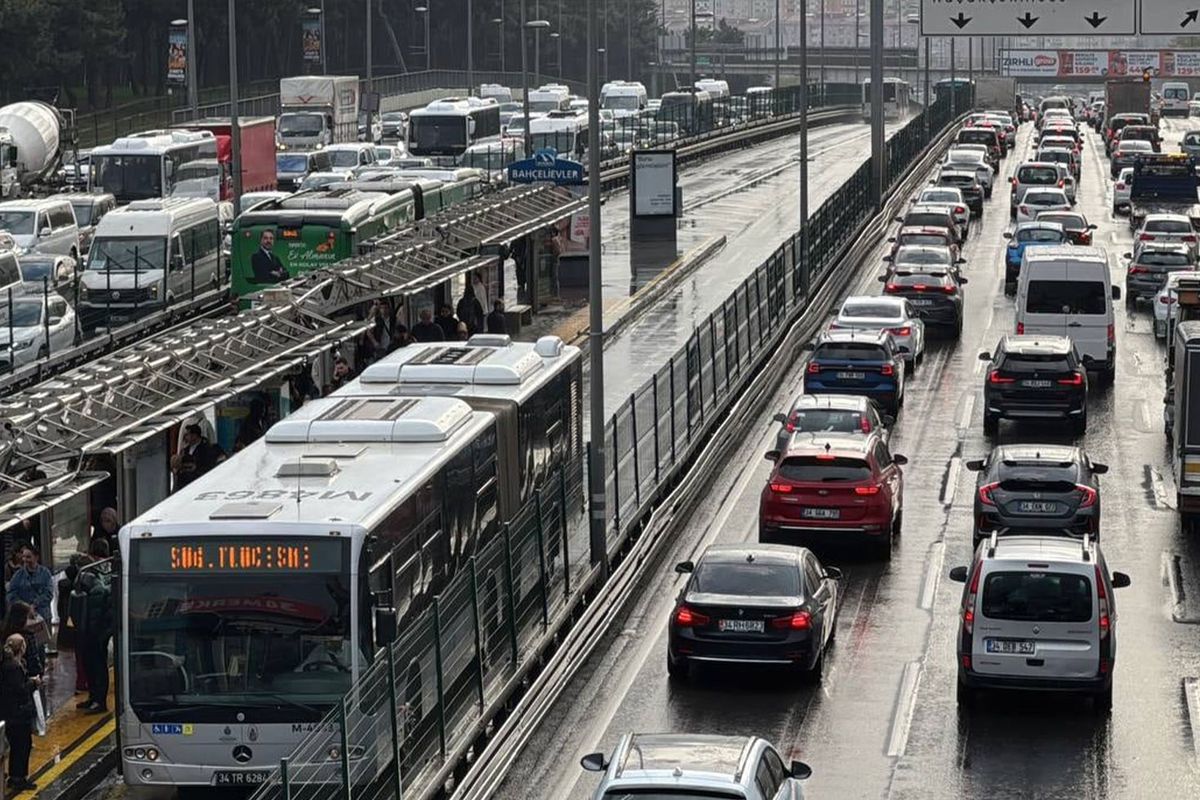 İstanbul\'da bayram göçü başladı, trafik durma noktasına geldi