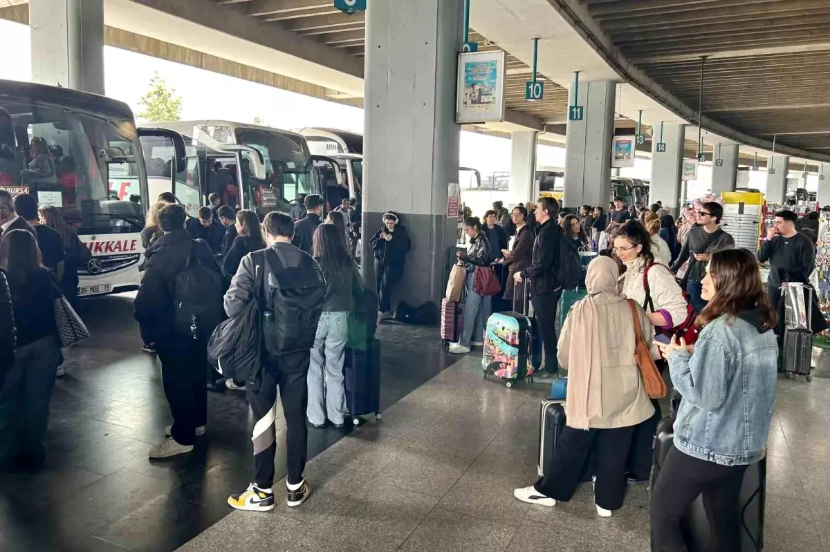 Ramazan Bayramı\'nda İzmir Otogarı\'nda Yoğunluk