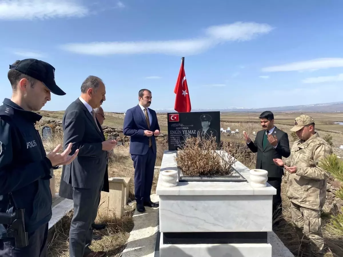 Kaymakam Akköz\'den şehit kabirleri ve ailelerine bayram ziyareti