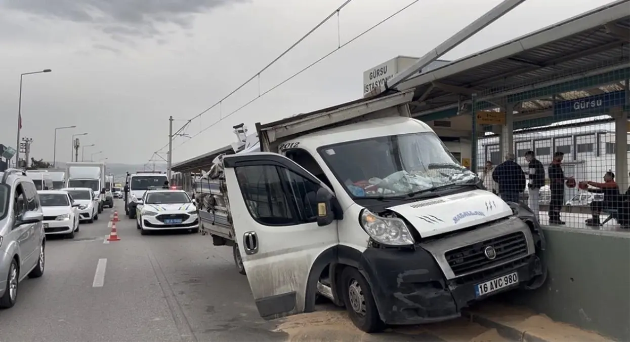 Bursa\'da Kamyonet Metro Bariyerlerine Çarptı