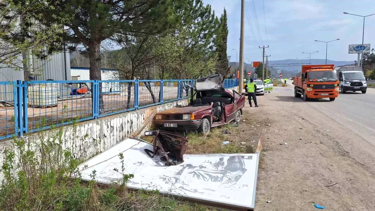 Amasya\'da Otomobil Reklam Panosuna Çarptı: 5 Yaralı