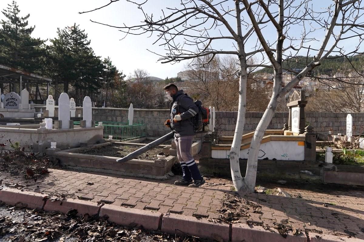 Melikgazi Belediyesi Mezarlıklarda Ramazan Bayramı Öncesi Temizlik Çalışması Yaptı